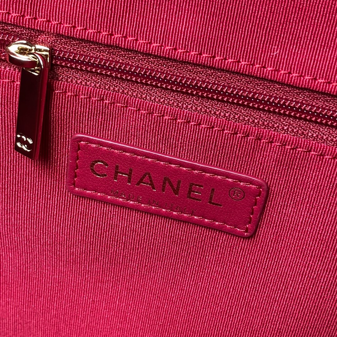 Chanel Hobo 28cm White Lambskin Gold Hardware