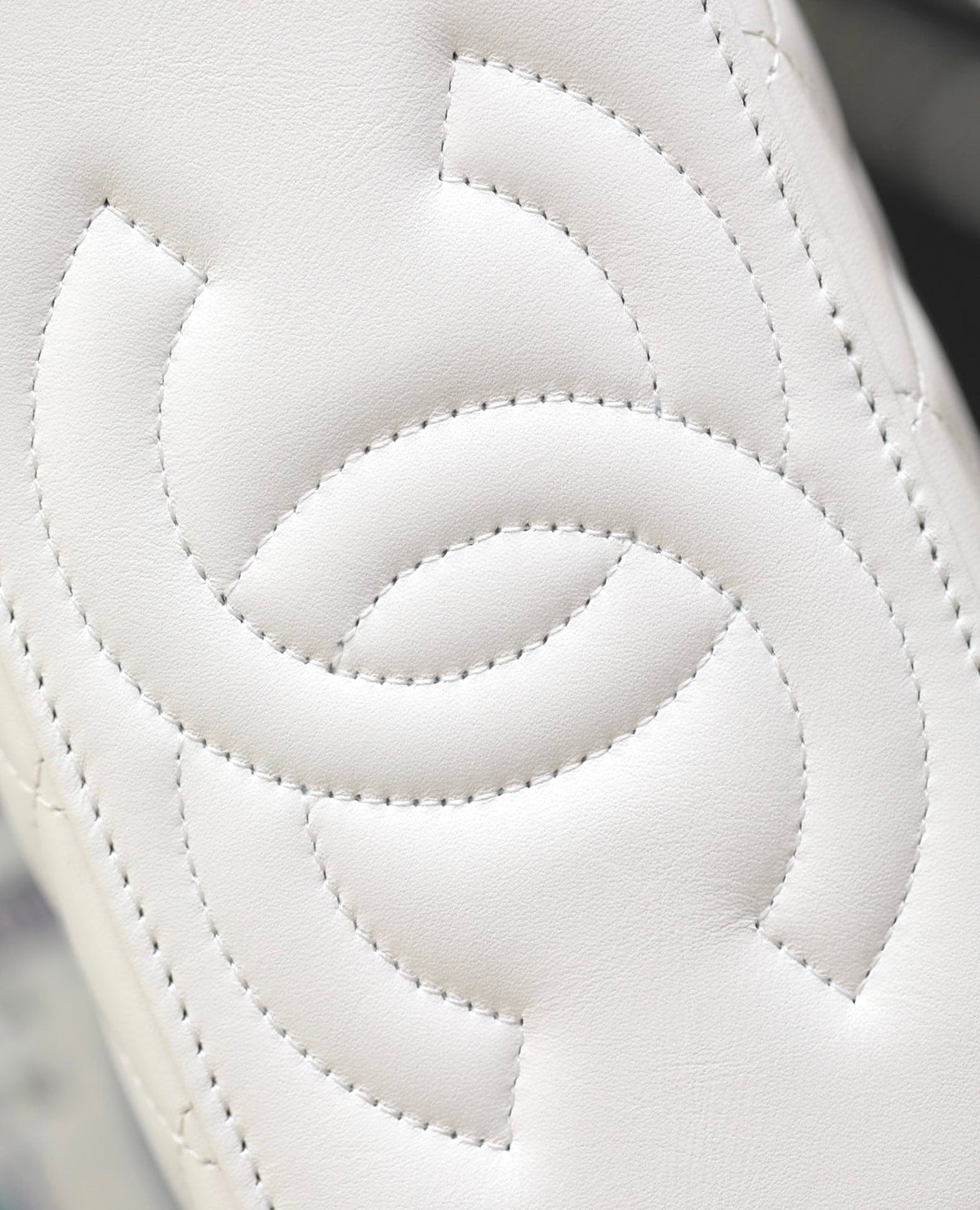 Chanel Vanity Case 17 White Lambskin Silver Hardware