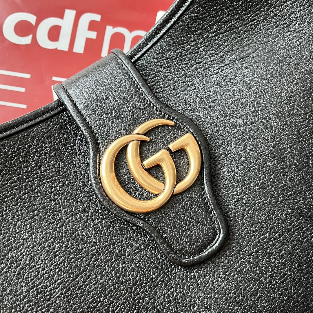 Gucci Horsebit Shoulder Bag 39 in Black Calfskin Gold Hardware
