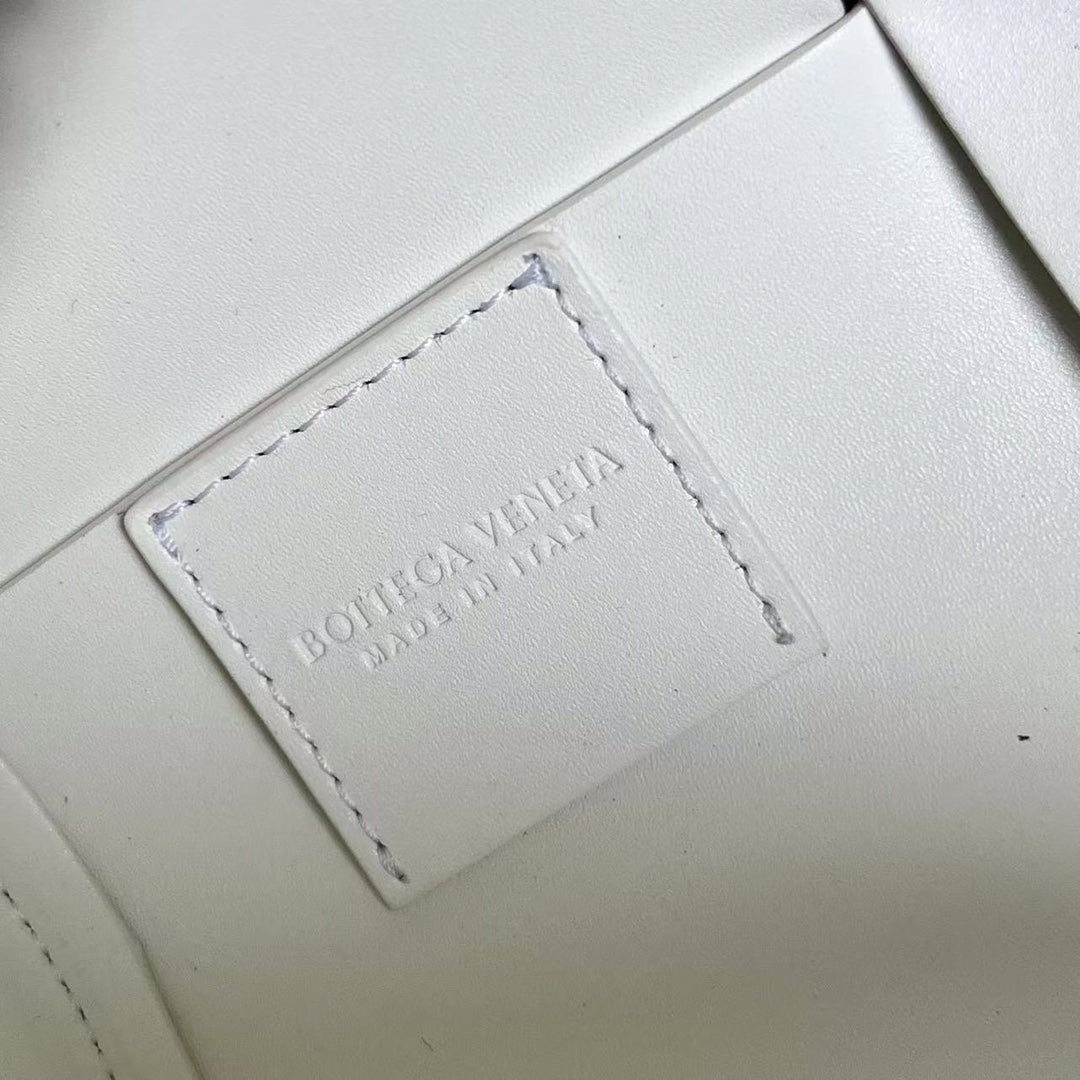 Bottega Veneta Cylinder Cassette 30 in White Calfskin Bag