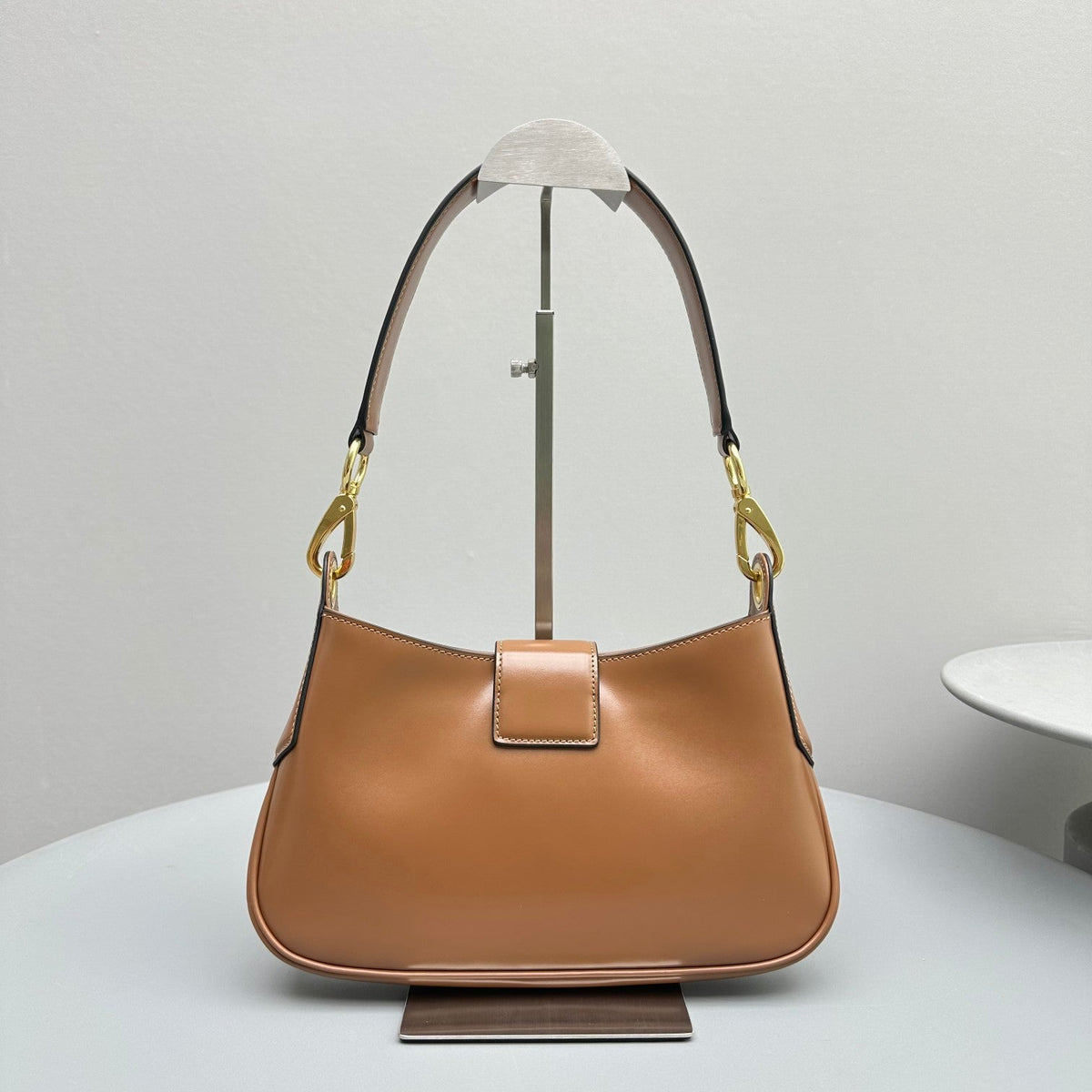 Hobo 28 City Shouder Bag in Cinnamon Brown Calfskin