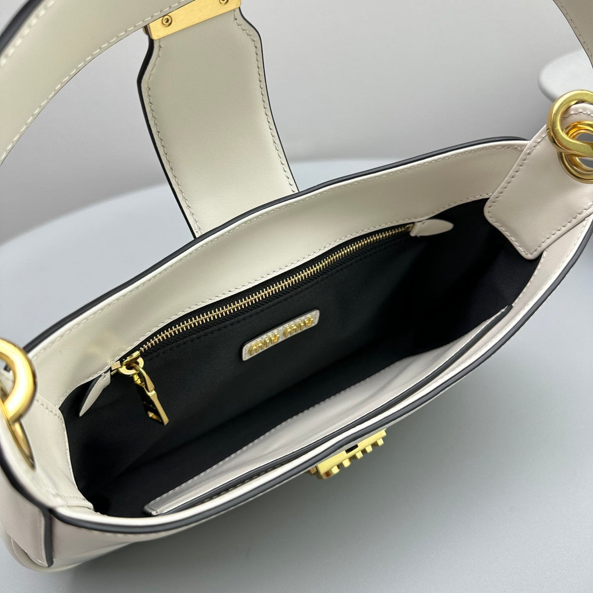 Hobo 28 City Shouder Bag in White Calfskin