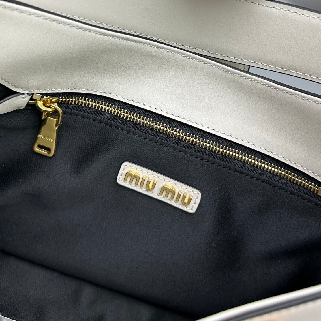 Hobo 28 City Shouder Bag in White Calfskin