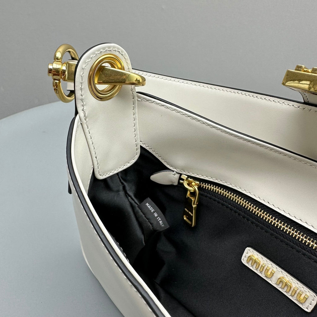 Hobo 28 City Shouder Bag in White Calfskin