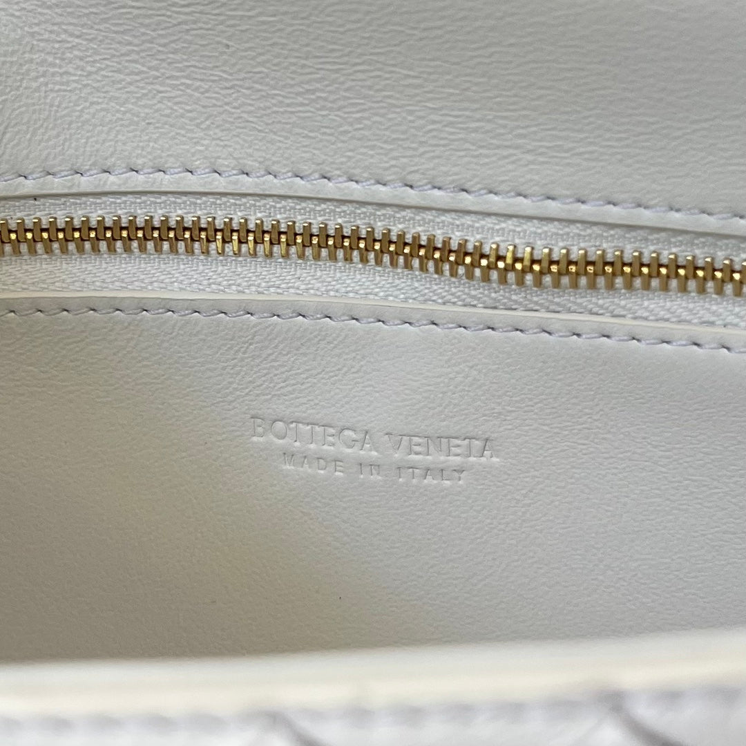Bottega Veneta Andiamo 21 in White Lambskin Bag