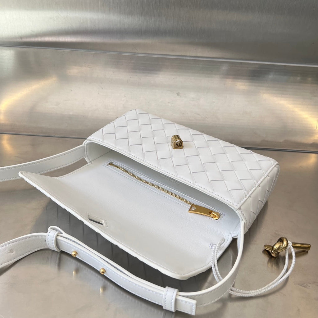 Bottega Veneta Andiamo 21 in White Lambskin Bag