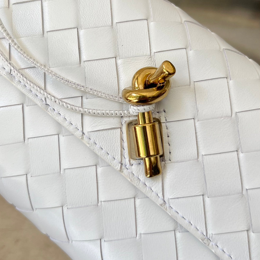Bottega Veneta Andiamo 21 in White Lambskin Bag