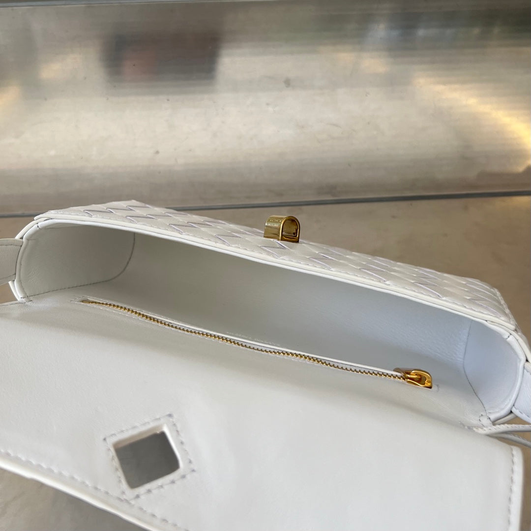 Bottega Veneta Andiamo 21 in White Lambskin Bag