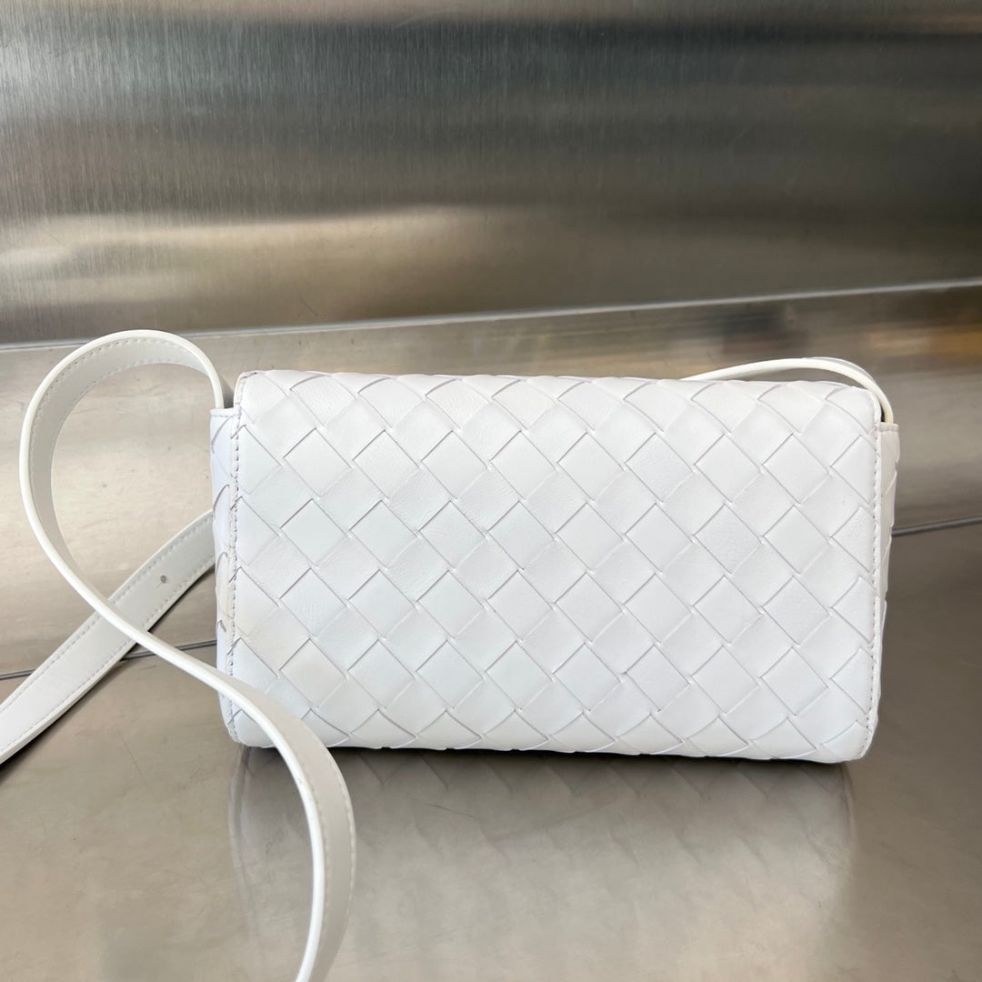 Bottega Veneta Andiamo 21 in White Lambskin Bag