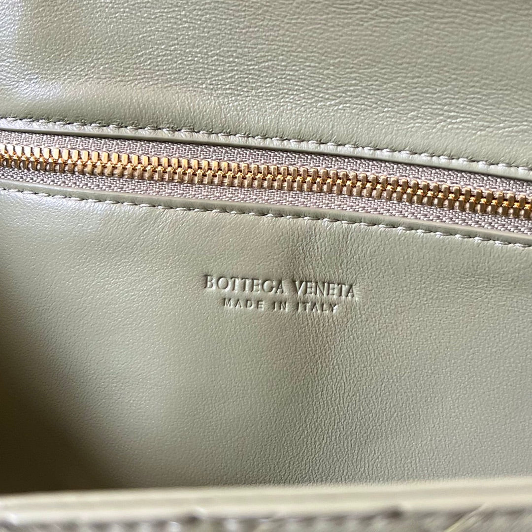 Bottega Veneta Long Clutch Andiamo with Handle 31cm Light Green Calfskin Ghw
