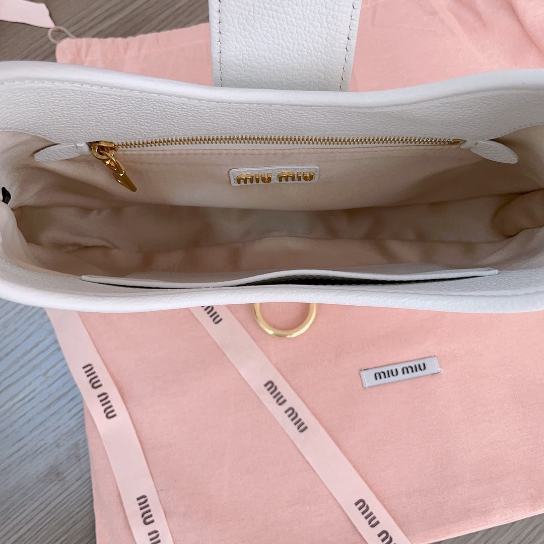 Hobo Shoulder Bag 29 in White Calfskin Gold Hardware
