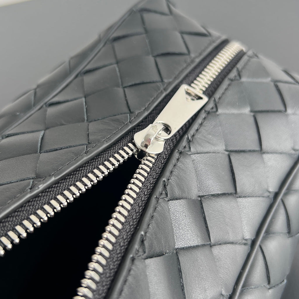 Bottega Veneta Intrecciato Clutch 26 in Black Calfskin
