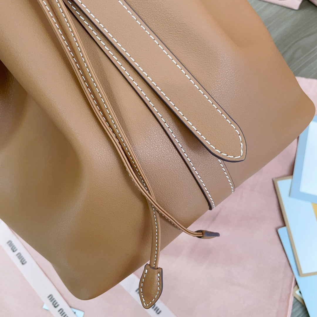 Bucket Bag 29 in Bronze Brown Calfskin