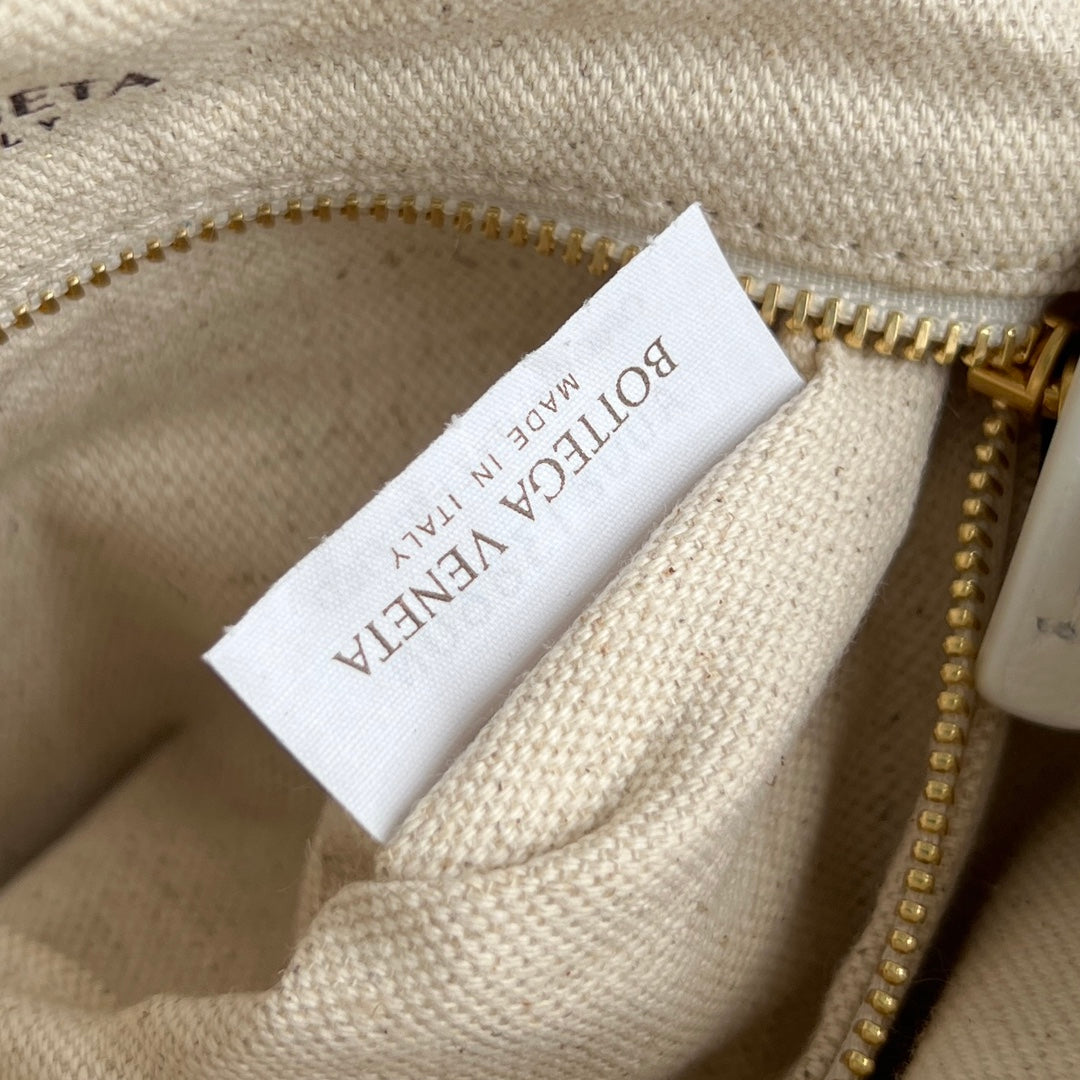 Bottega Veneta Gemelli Shoulder Bag 36 in Beige Raffia and White Lambskin