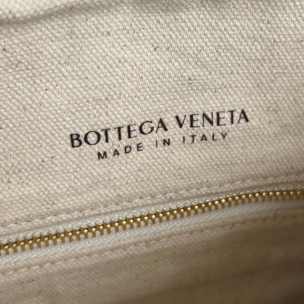Bottega Veneta Gemelli Shoulder Bag 36 in Beige Raffia and White Lambskin