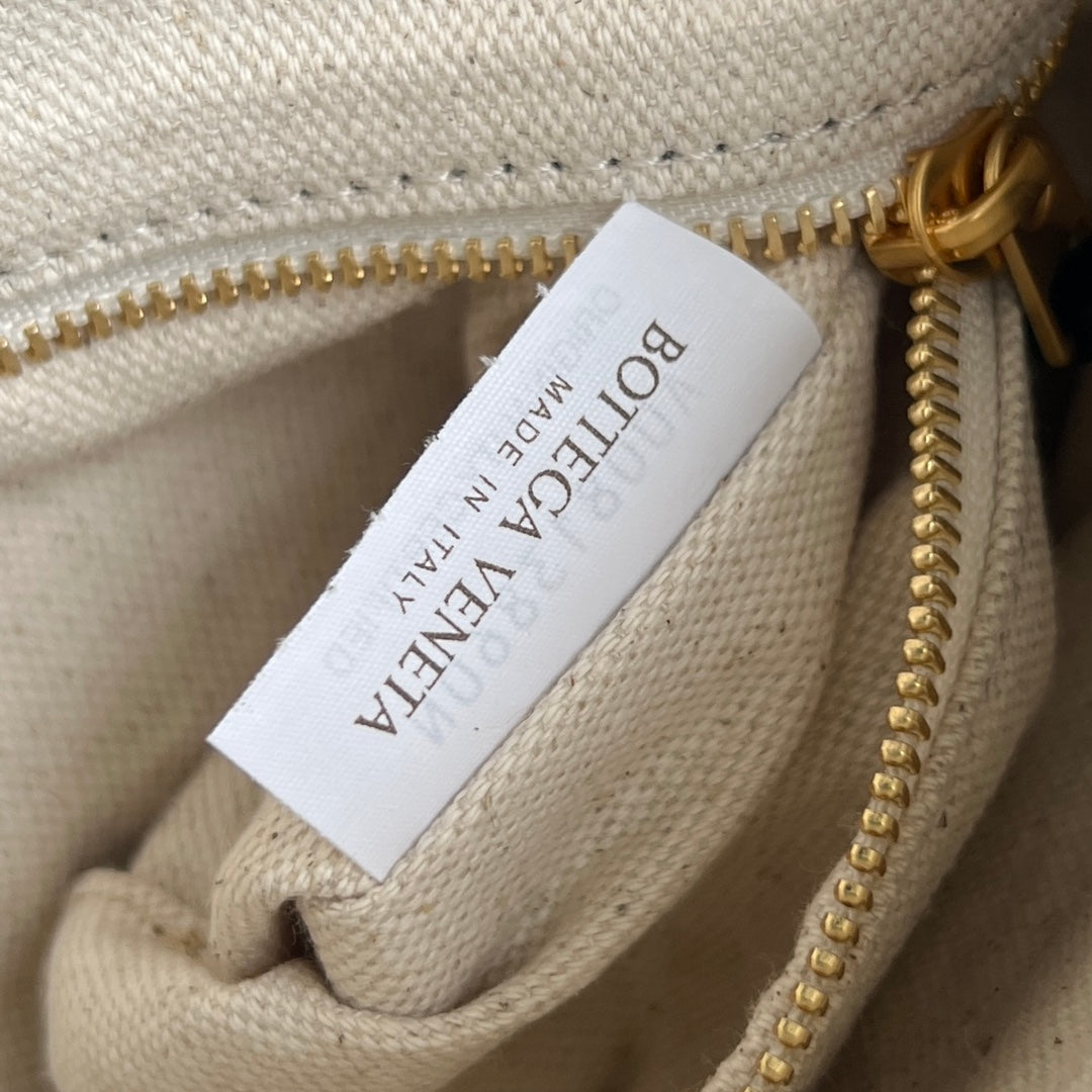 Bottega Veneta Gemelli Shoulder Bag 36 in Beige Raffia and Black Lambskin