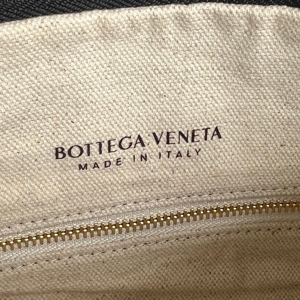 Bottega Veneta Gemelli Shoulder Bag 36 in Beige Raffia and Black Lambskin
