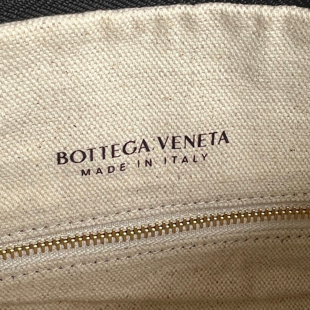 Bottega Veneta Gemelli Shoulder Bag 36 in Beige Raffia and Black Lambskin