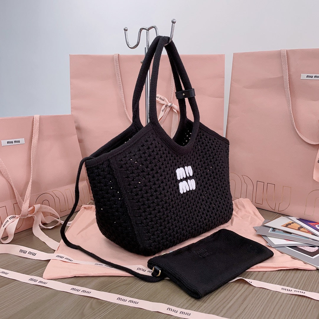 Hollow Knitted Shopping Bag 28 in Black Mix White Wool