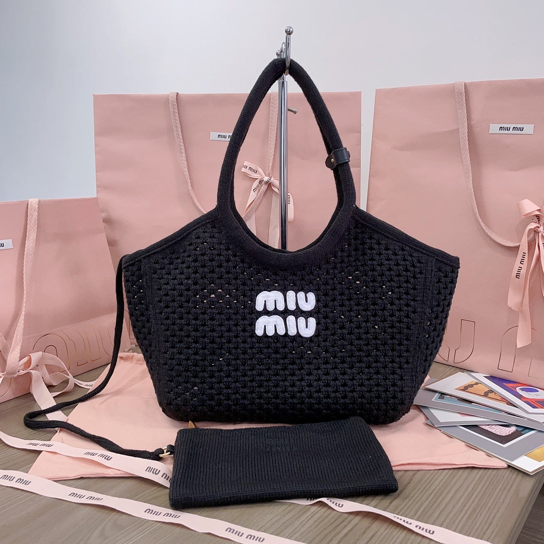 Hollow Knitted Shopping Bag 28 in Black Mix White Wool