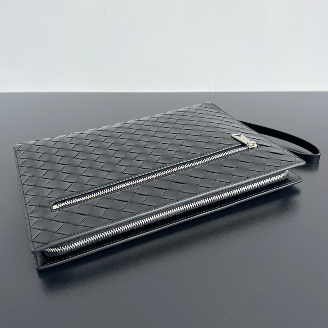 Bottega Veneta Intrecciato Clutch 32 in Black Soft Calfskin