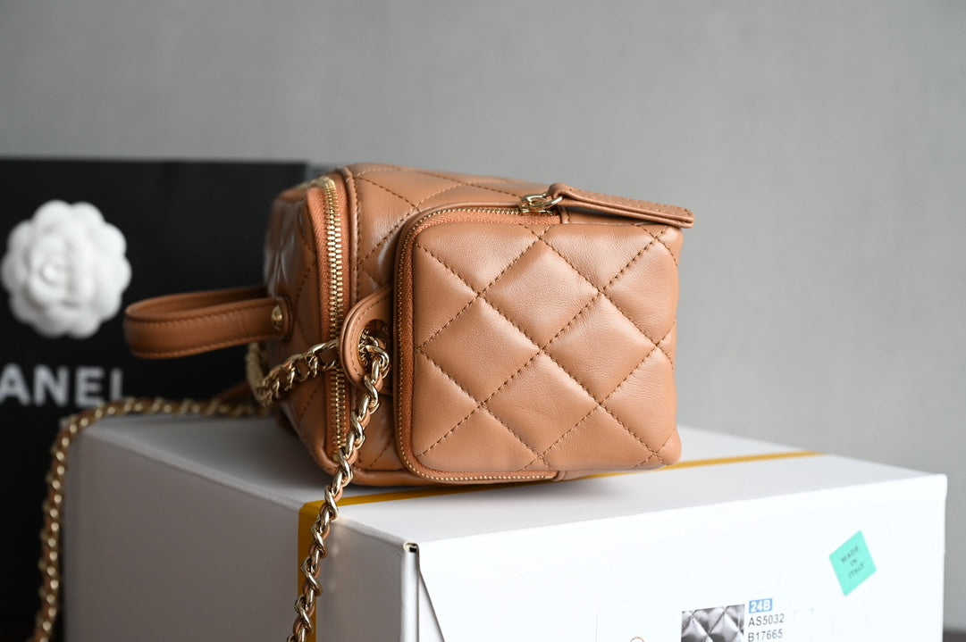 Chanel 25S Vanity Case 23 cm in Light Brown Lambskin