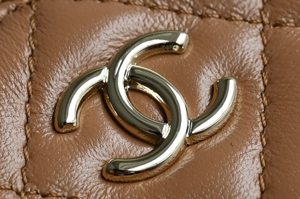 Chanel 25S Vanity Case 23 cm in Light Brown Lambskin