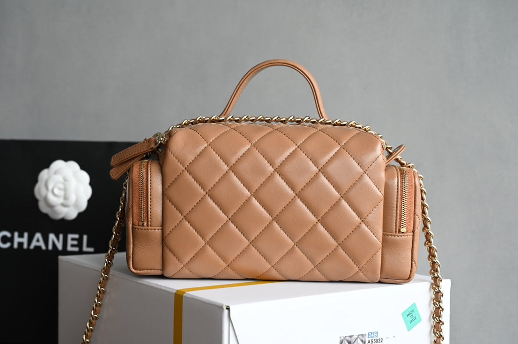 Chanel 25S Vanity Case 23 cm in Light Brown Lambskin