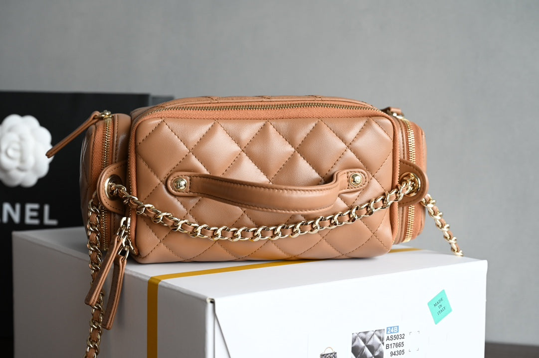 Chanel 25S Vanity Case 23 cm in Light Brown Lambskin