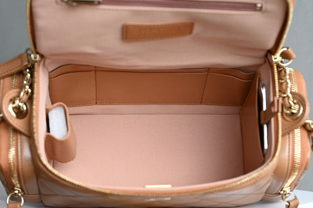 Chanel 25S Vanity Case 23 cm in Light Brown Lambskin