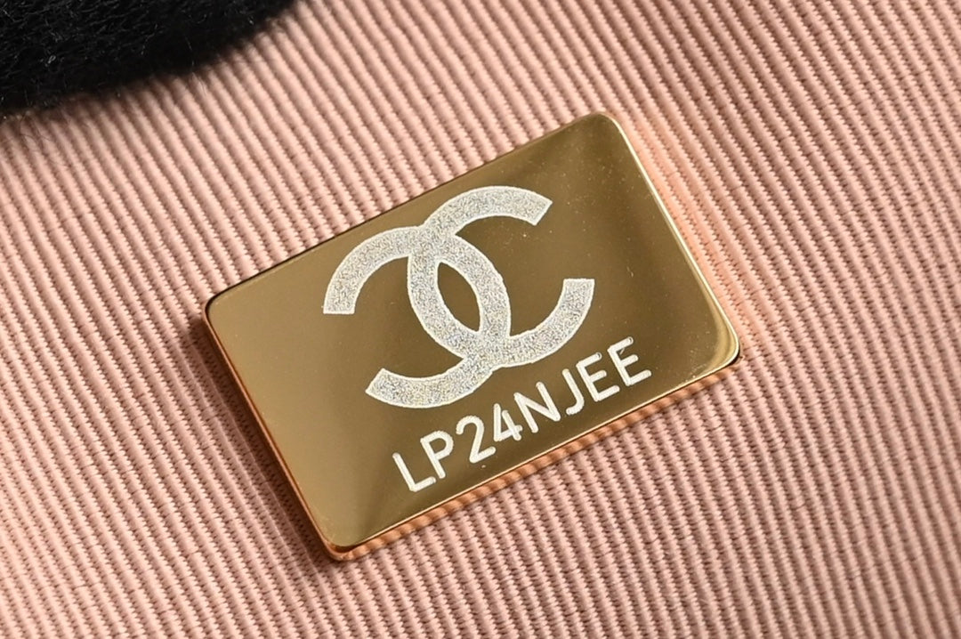 Chanel 25S Vanity Case 23 cm in Light Brown Lambskin