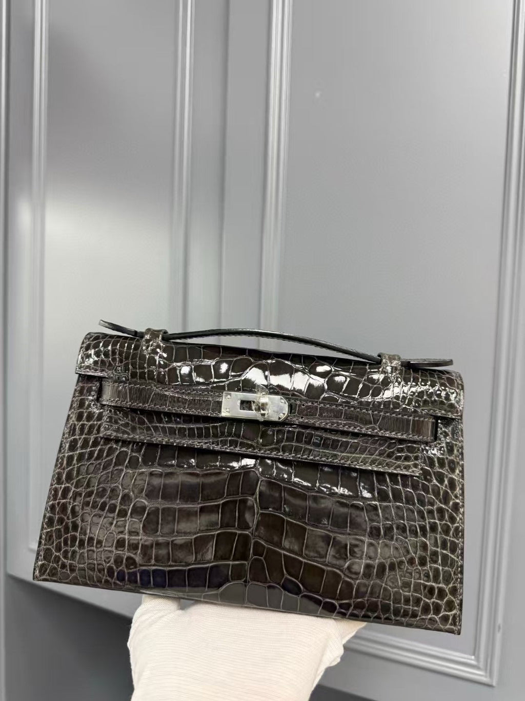 Hermes Kelly Mini 22 in Brown American Alligator Silver Buckle Bag