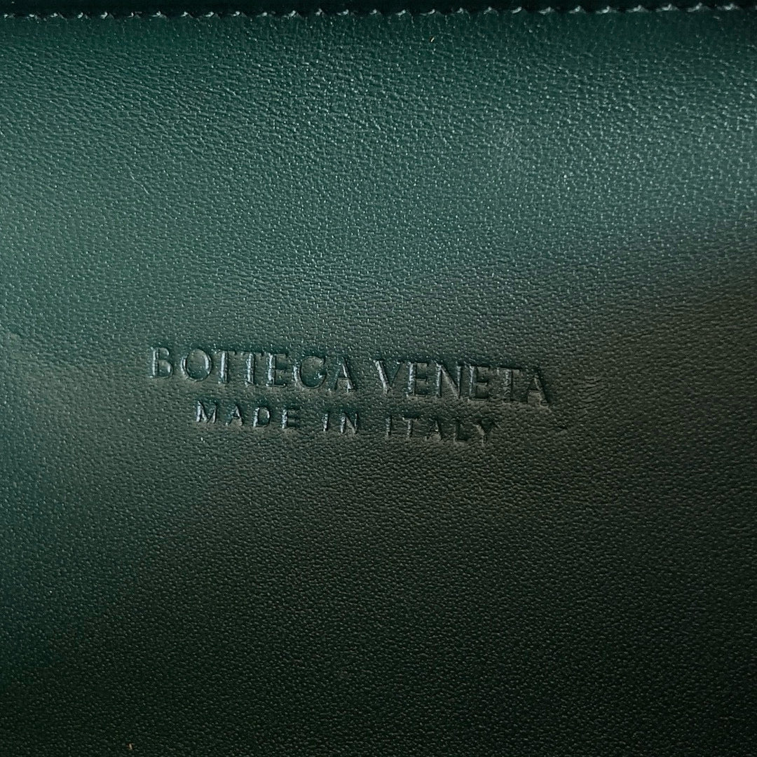 Bottega Veneta Bv Vetena Knot 19 Green Bag