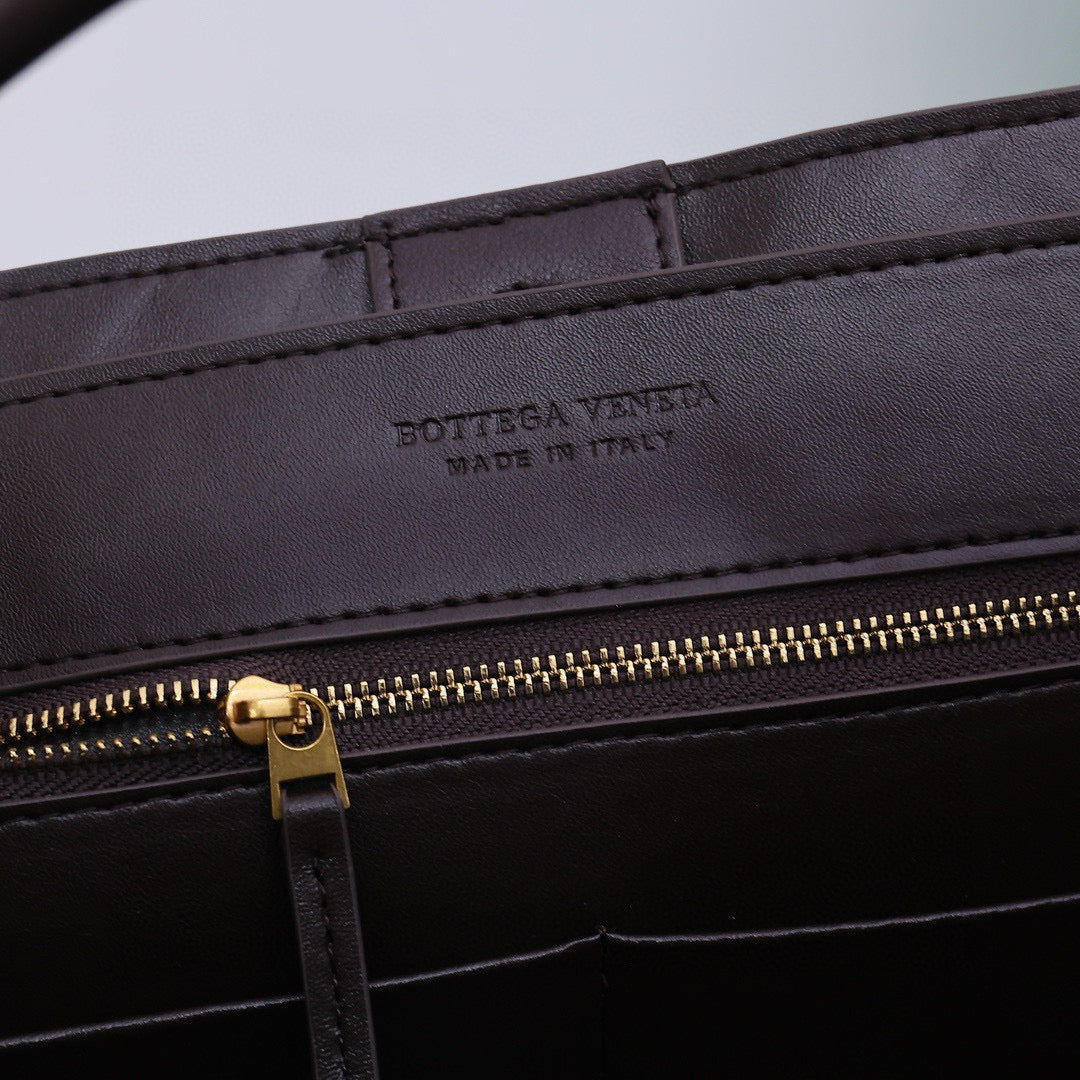 Bottega Veneta Medium Andiamo 32 Brown Lambskin Gold Hardware Bag