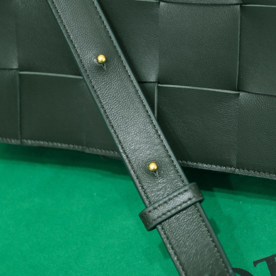 Bottega Veneta Cassette 23 in Dark Green Calfskin Bag