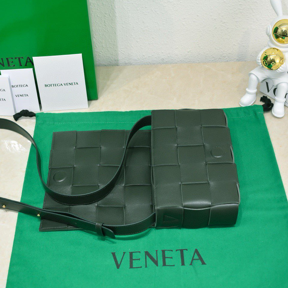 Bottega Veneta Cassette 23 in Dark Green Calfskin Bag