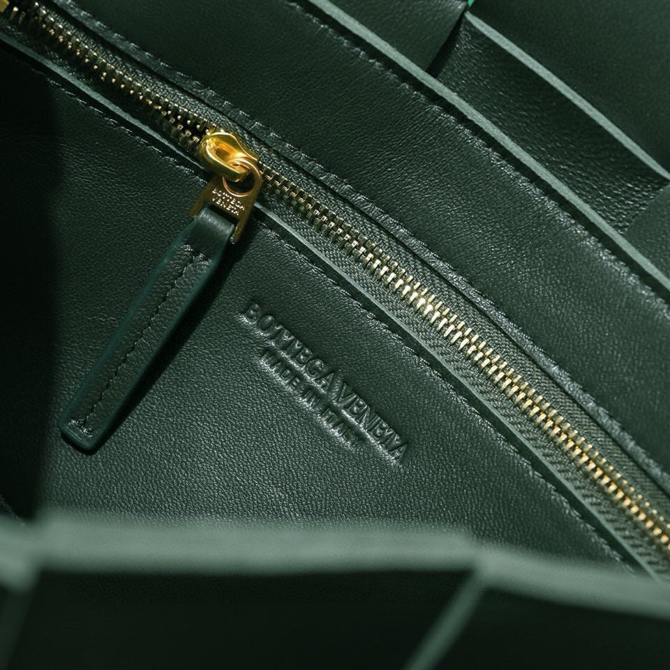 Bottega Veneta Cassette 23 in Dark Green Calfskin Bag