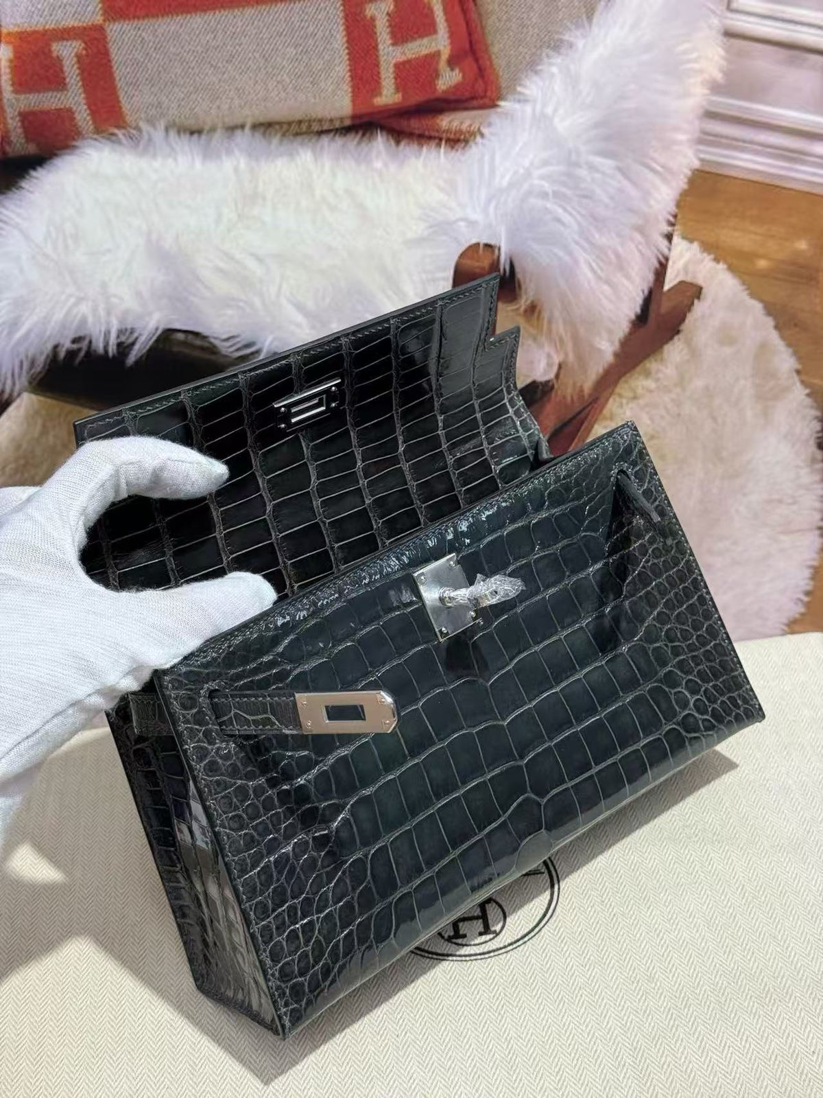 Hermes Kelly Mini 22 in Black American Alligator Silver Buckle Bag