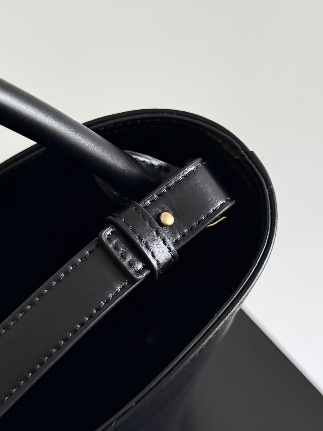 Bottega Veneta 25S Medium Liberta 22 in Black Calfskin Gold Hardware Bag