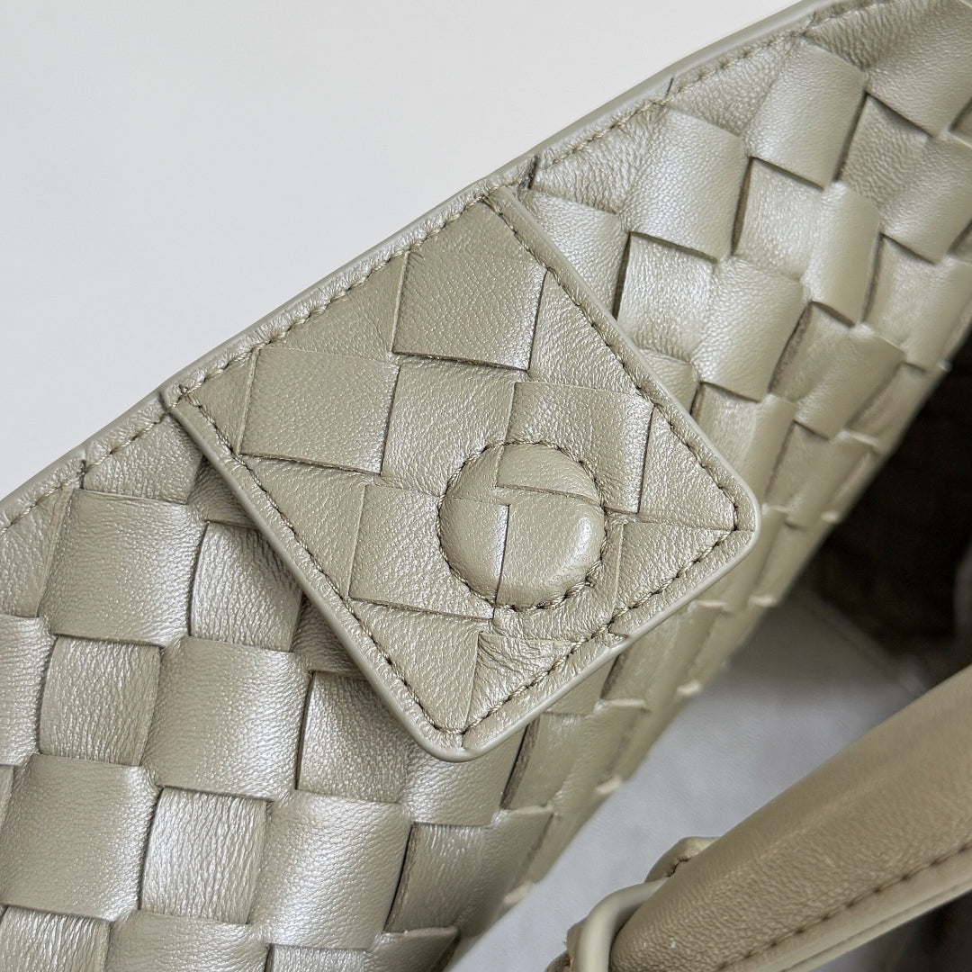 Bottega Veneta 25S Medium Andiamo 32 in Olive Green Calfskin Gold Hardware Bag