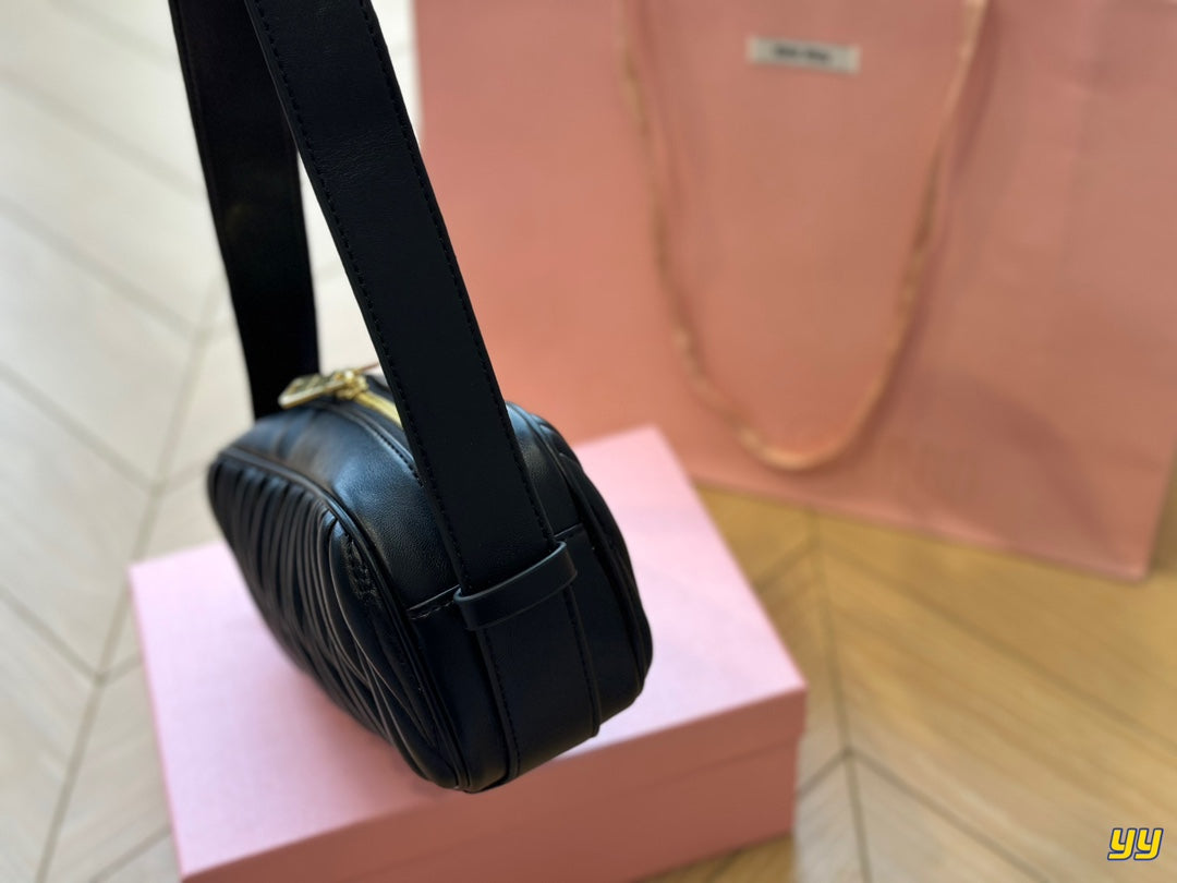 Baguette 25 Bag in Black Sheepskin