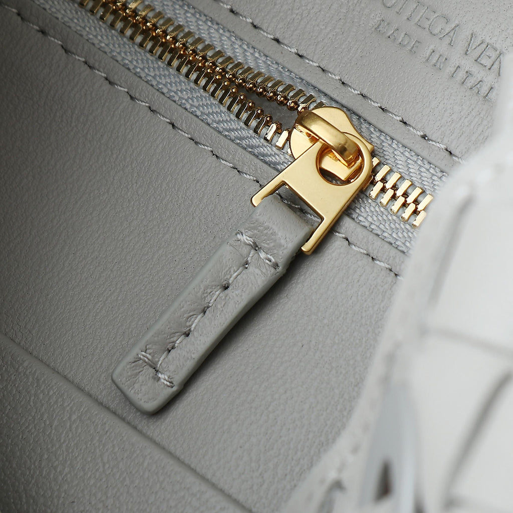 Bottega Veneta Small Andiamo 25cm Grey Lambskin Bag