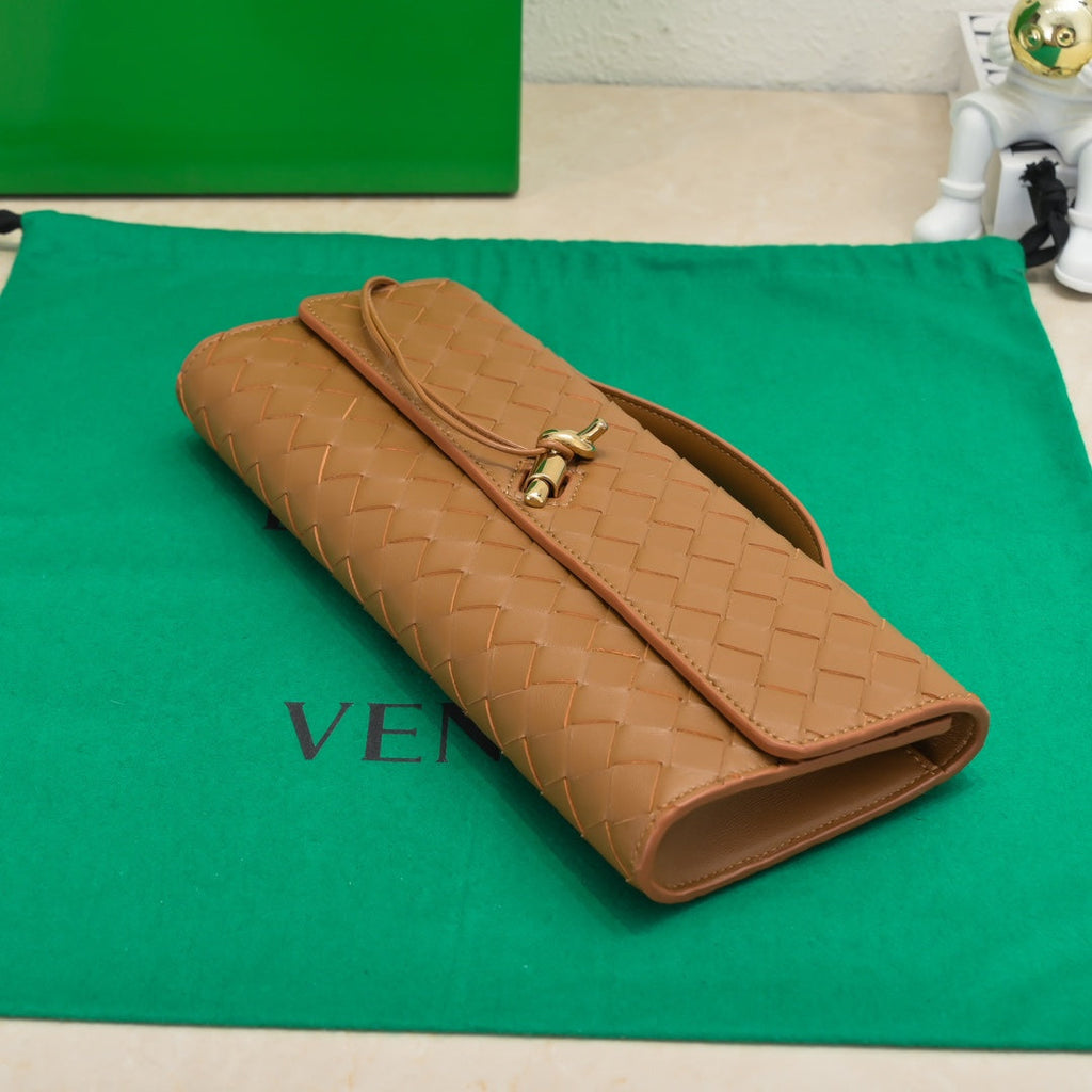 Bottega Veneta Long Clutch Andiamo 31 Tan Leather Ghw