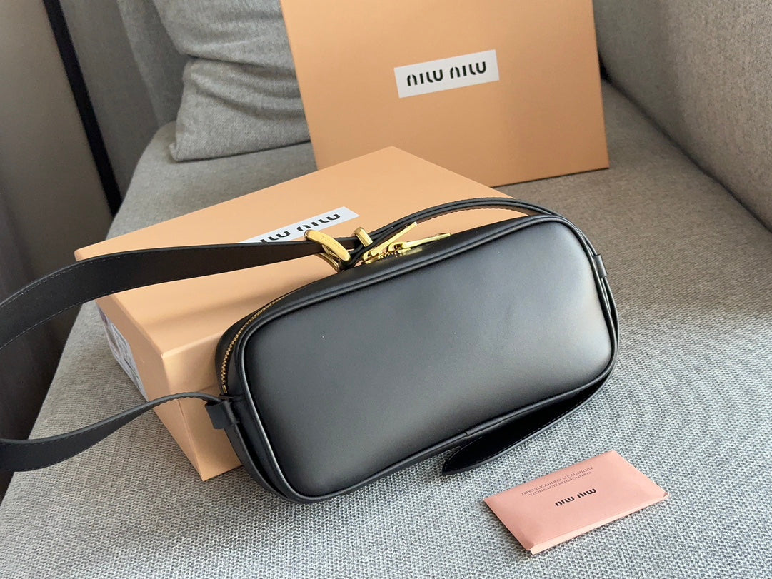 Baguette 25 Bag in Black Calfskin