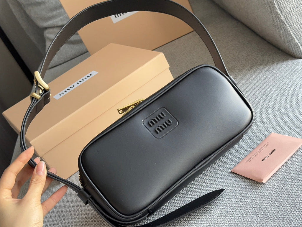 Baguette 25 Bag in Black Calfskin