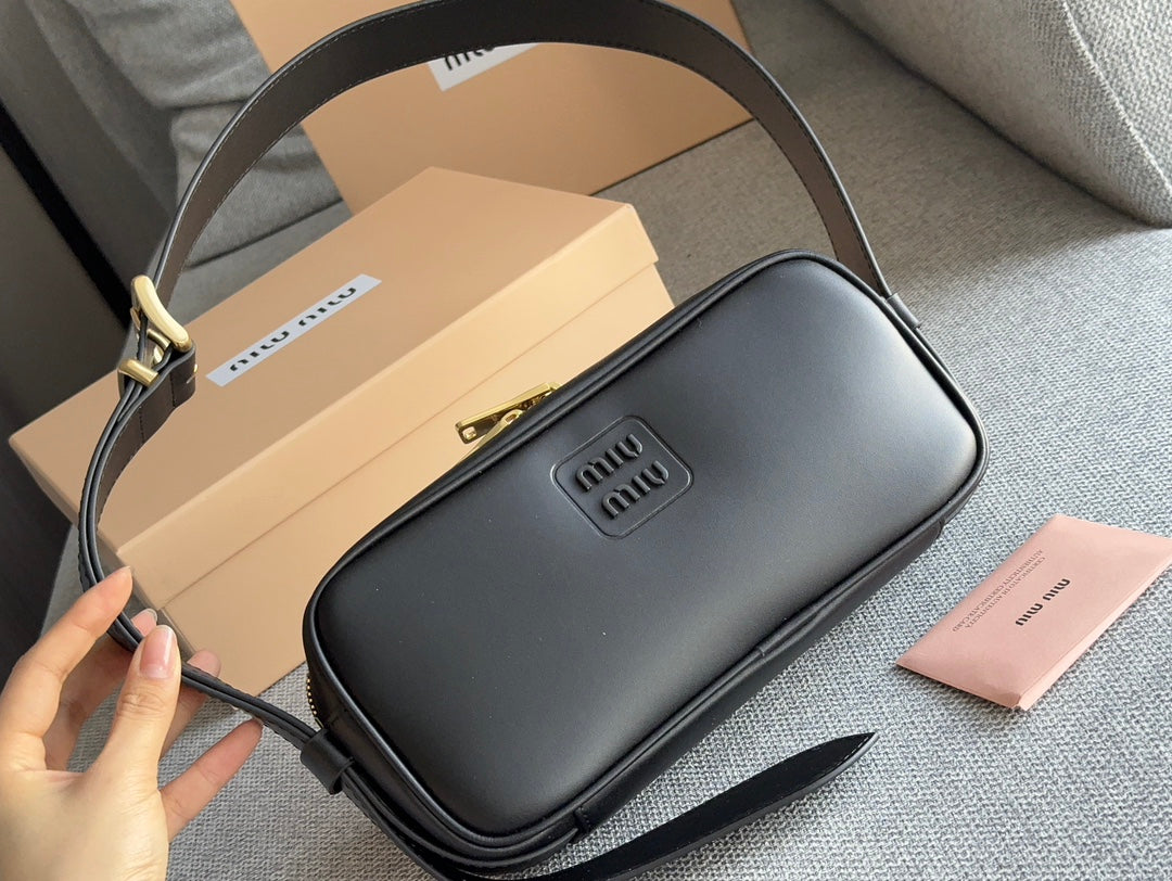 Baguette 25 Bag in Black Calfskin