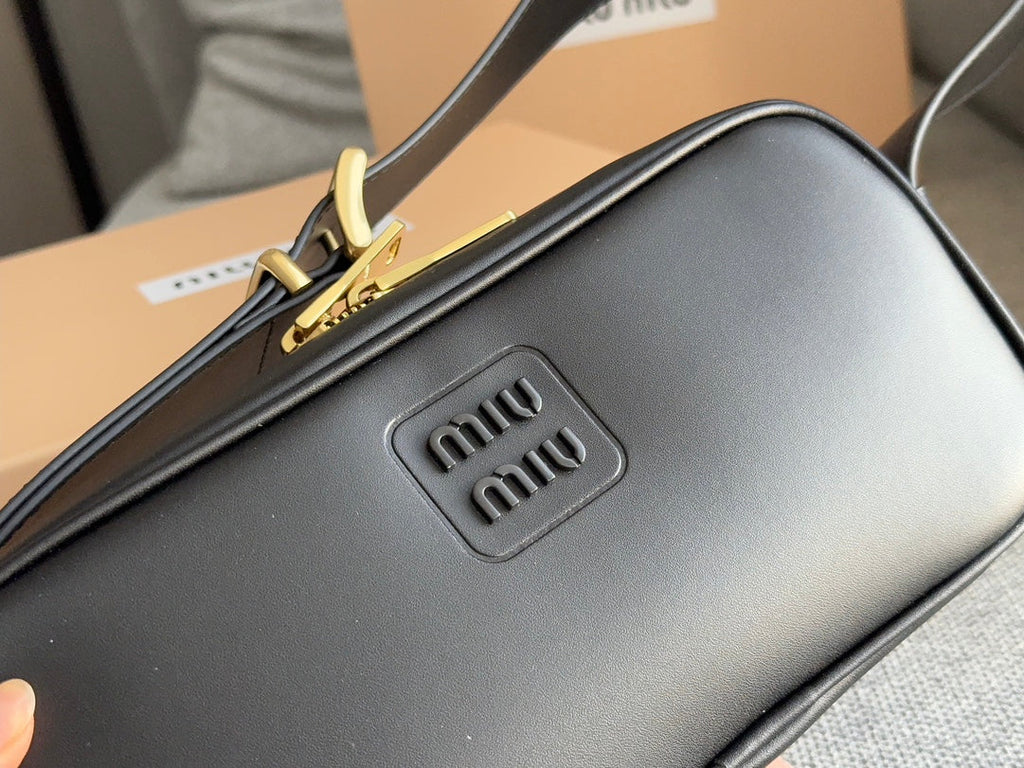 Baguette 25 Bag in Black Calfskin
