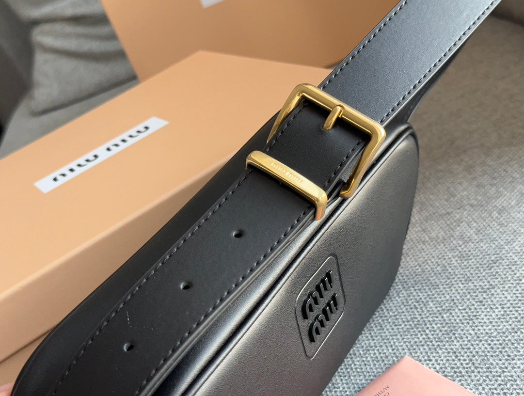 Baguette 25 Bag in Black Calfskin