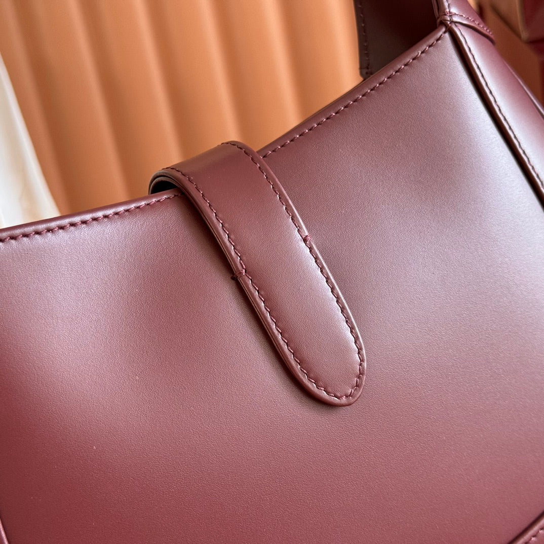 Gucci Jackie Small Shoulder Bag 27 in Burgundy Red Calfskin Gold Hardware