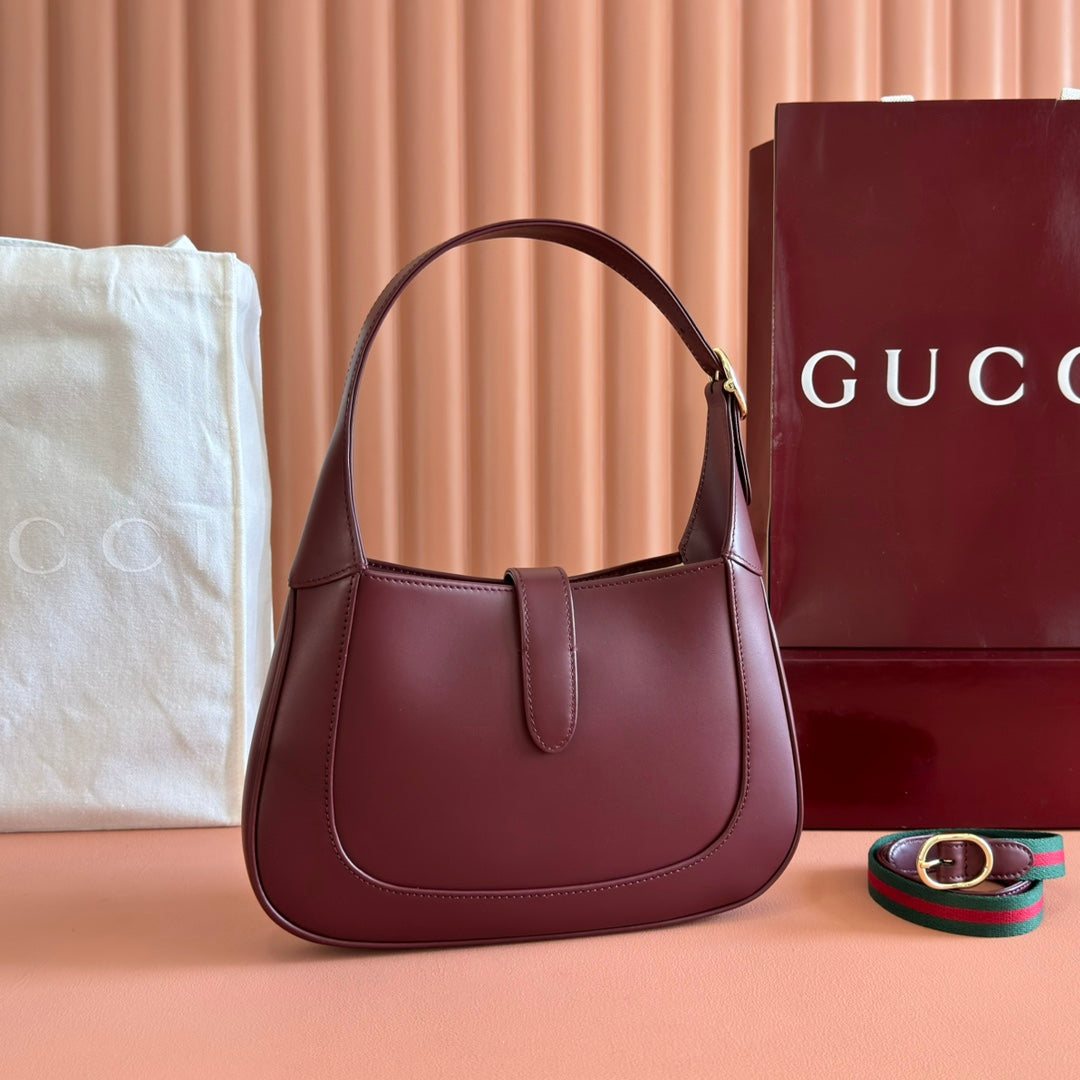 Gucci Jackie Small Shoulder Bag 27 in Burgundy Red Calfskin Gold Hardware